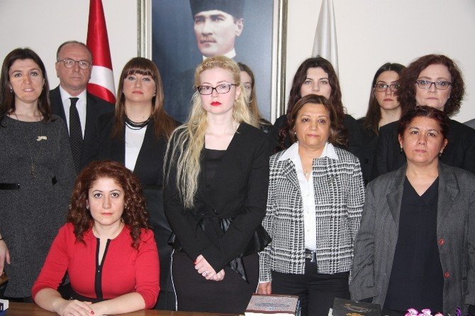 Adliyeye Gelenler Karanfillerle Karşılandı