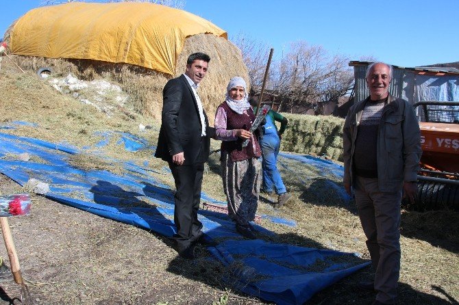 Chp Sarıkamış Teşkilatı’ndan Kadınlara Karanfil!