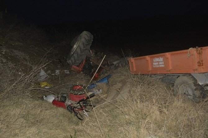 Devrilen Traktörün Altında Kaldı