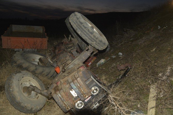 Devrilen Traktörün Altında Kaldı