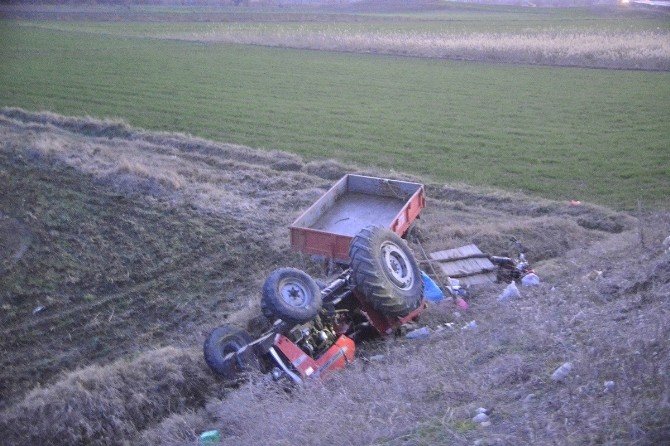 Devrilen Traktörün Altında Kaldı