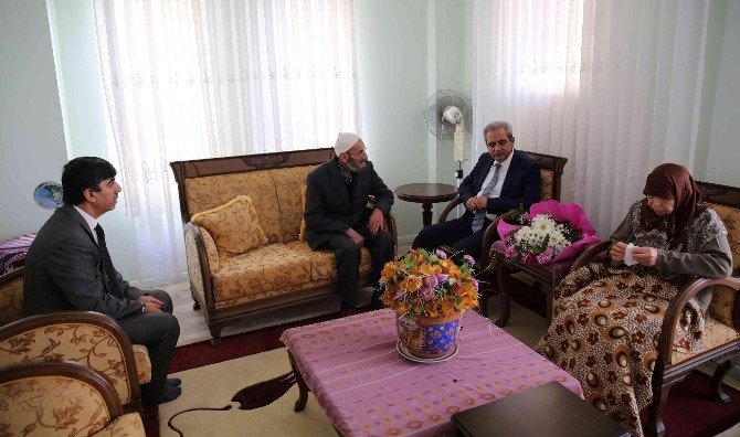 Demirkol, Yılın Kadınını Evinde Ziyaret Etti