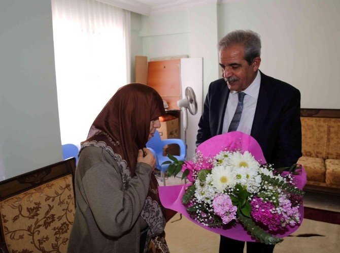 Demirkol, Yılın Kadınını Evinde Ziyaret Etti