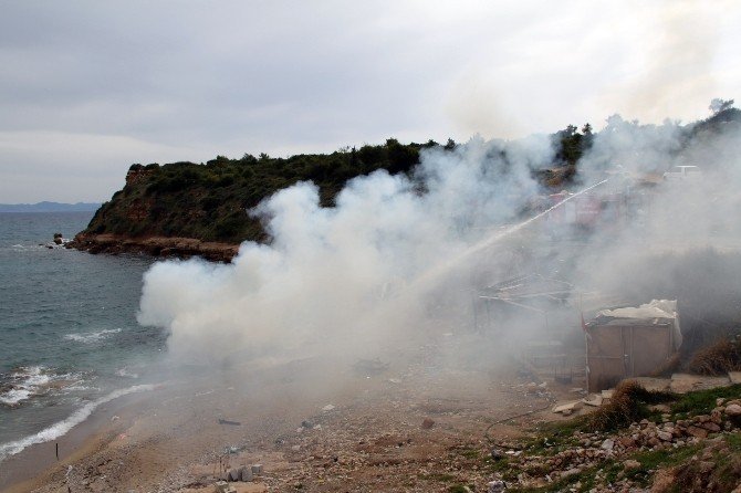 Didim’de 5 Metrelik Tekne Kıyıda Yandı