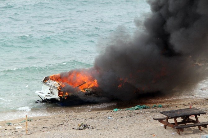 Didim’de 5 Metrelik Tekne Kıyıda Yandı