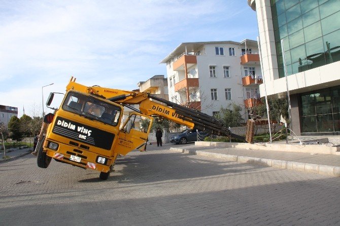 Didim’de Yan Yatan Vinç Korkuttu