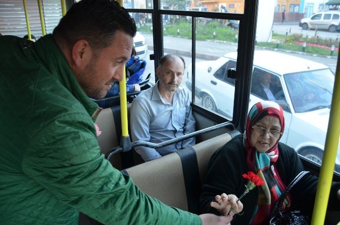 Dolmuşçulardan Kadın Yolculara Karanfil