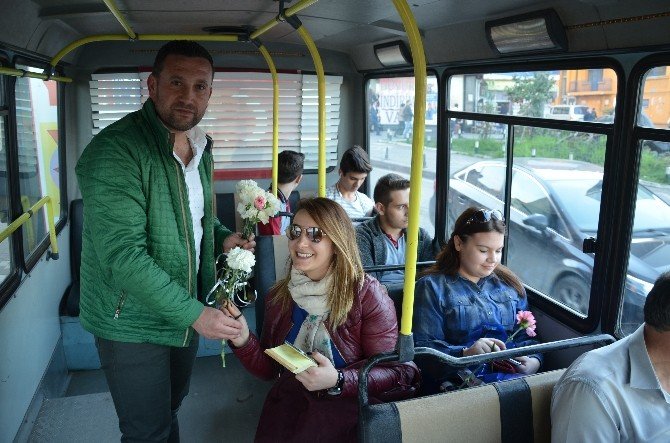 Dolmuşçulardan Kadın Yolculara Karanfil