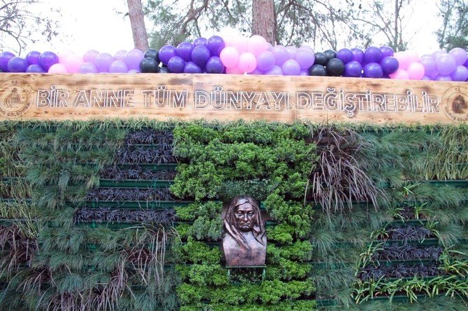 Zübeyde Hanım Heykeli Modern Bir Görünüme Kavuştu