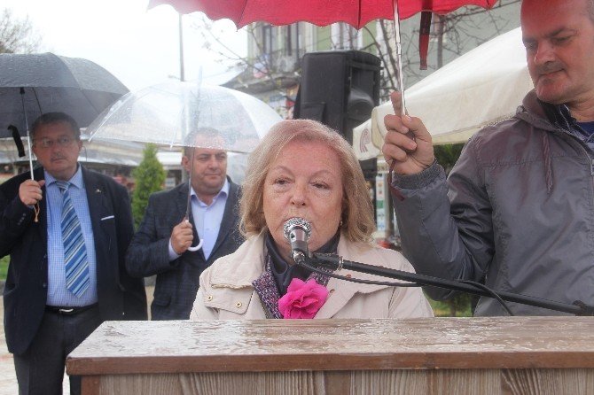 Kadınlar 8 Mart’ta Atatürk Anıtı’na Çelenk Sundu