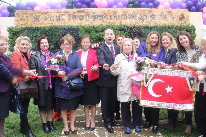 Kadınlar 8 Mart’ta Atatürk Anıtı’na Çelenk Sundu