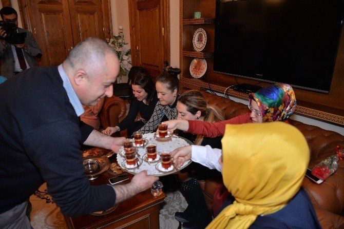 Bu Kez Kadınlar Oturdu Erkekler Hizmet Etti