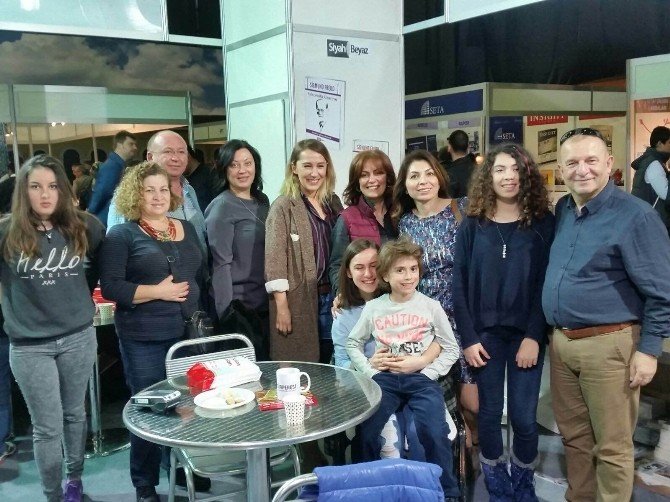 Begüm Uysal İstanbul’da İmza Gününe Katıldı