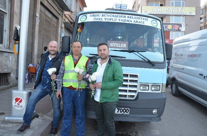 Dolmuşçulardan Kadın Yolculara Karanfil