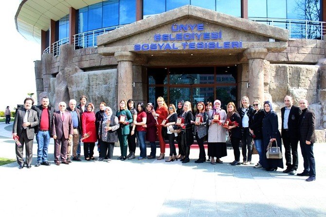 Başarılı Bayanlara Plaket