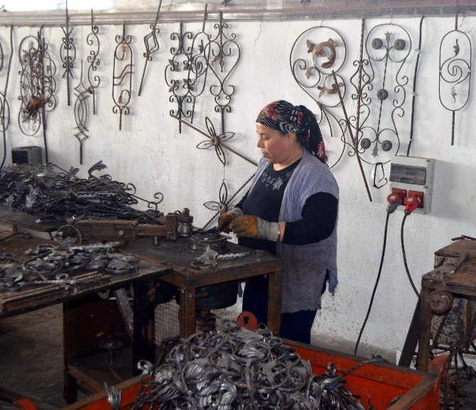 Başkan Akın, Demiri Nakış Gibi İşleyen Kadınları Ziyaret Etti