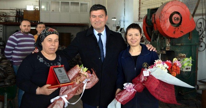 Başkan Akın, Demiri Nakış Gibi İşleyen Kadınları Ziyaret Etti