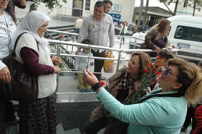 Ak Partiden Kadınlara Anlamlı Ziyaret