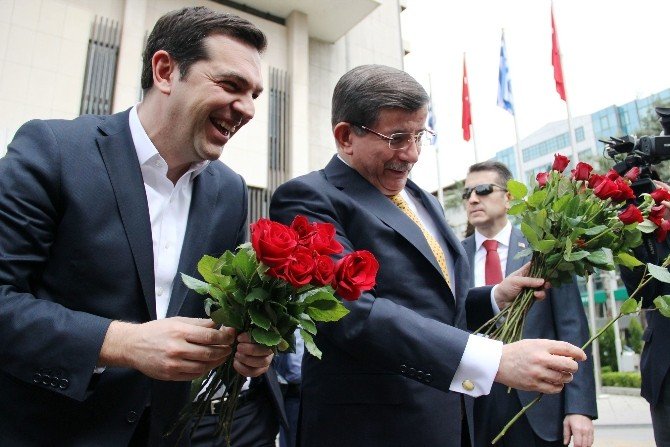 Başbakan Davutoğlu İle Çipras Kadınlara Gül Verdi