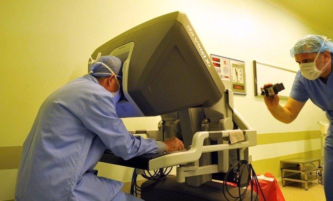 Kadın Kalbine Robot Eliyle Şifa