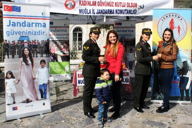 Kadın Astsubaylardan Kadınlara Karanfil