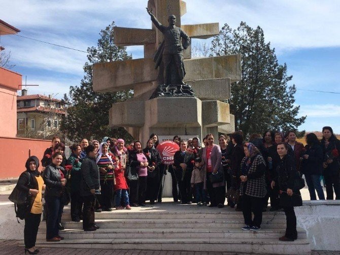 Chp’liler Sungurlu’da Kadınlara Karanfil Dağıttı