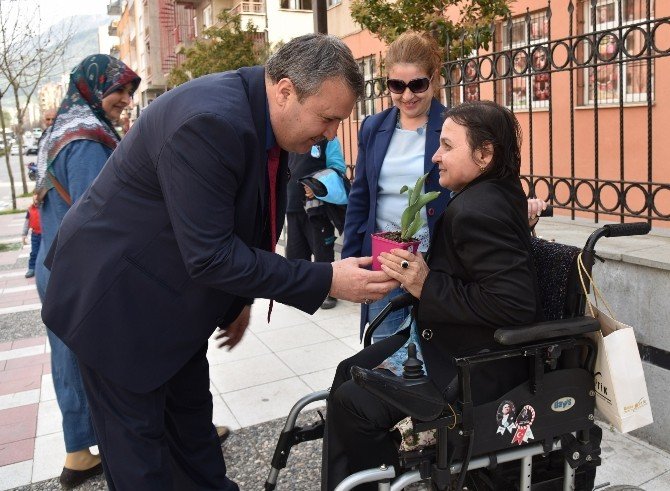 Başkan Çerçi’den Kadınlara Çiçekli Kutlama