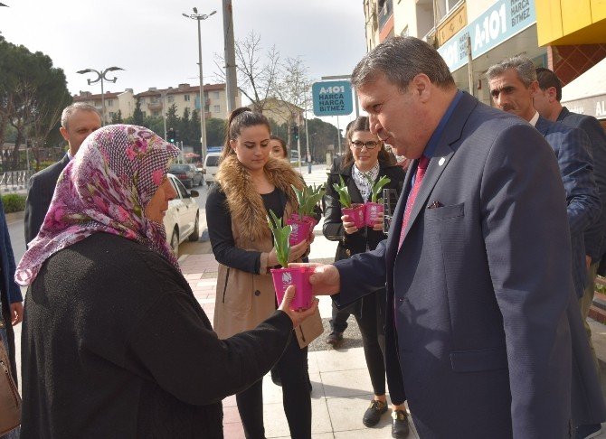 Başkan Çerçi’den Kadınlara Çiçekli Kutlama