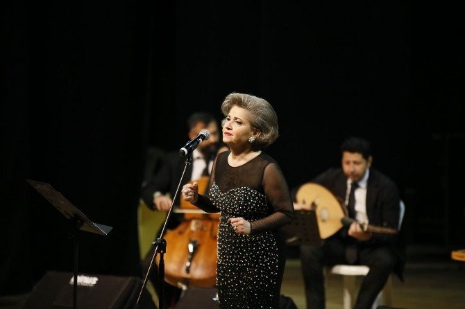 Sahnede “Ayşe Taş” Zerafeti Büyüledi
