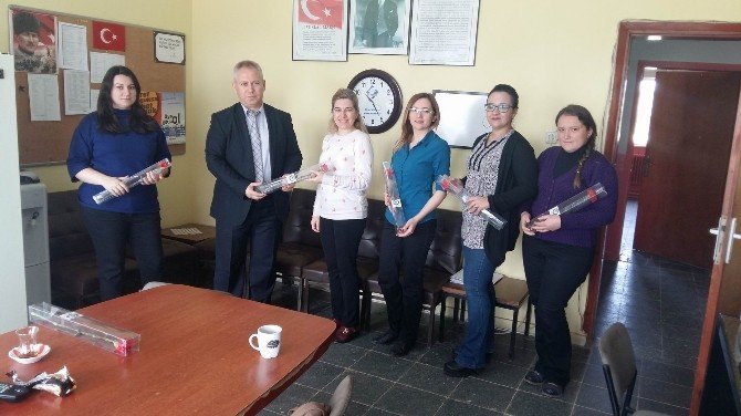 Eğitim Bir-senden Kadın Öğretmenlere Karanfil