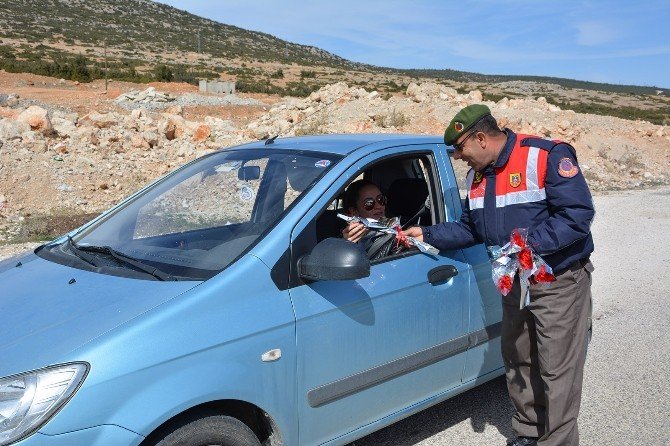 Korkuteli’de Jandarma’dan Kadınlara Karanfil