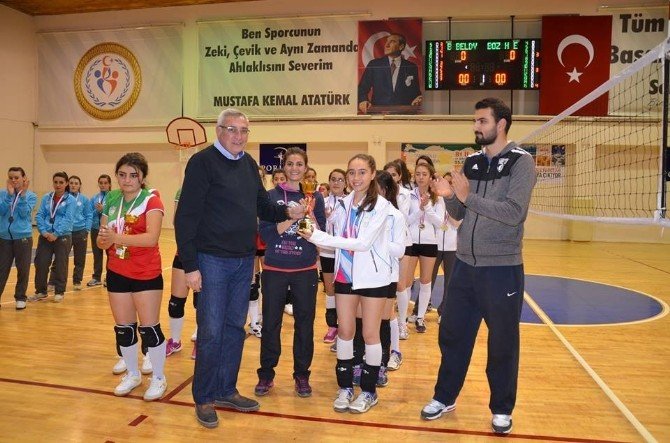 Genç Kızlar Kulüplü Voleybol İl Birinciliği Müsabakaları Sona Erdi