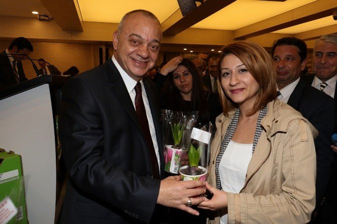 Başkandan Mecliste Kadınlara Jest