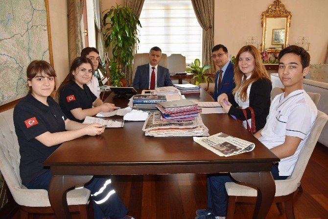 Öğrenciler İngilizce Dergi Çıkarıyor