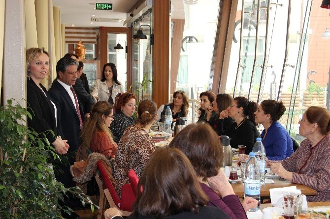 Gazi’den Bayan Öğretmenlere Jest