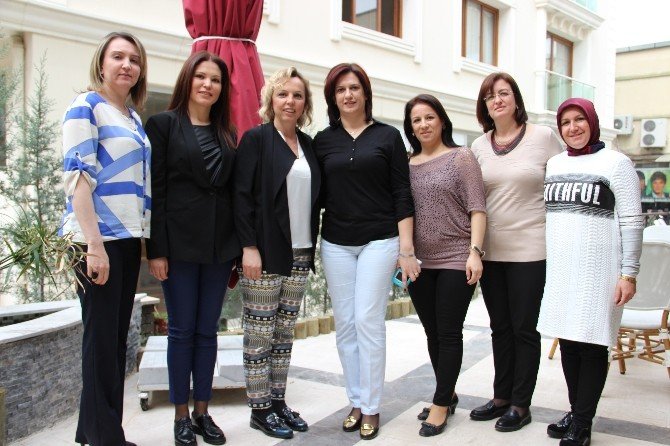 Gazi’den Bayan Öğretmenlere Jest