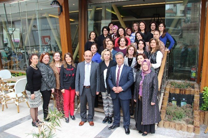 Gazi’den Bayan Öğretmenlere Jest