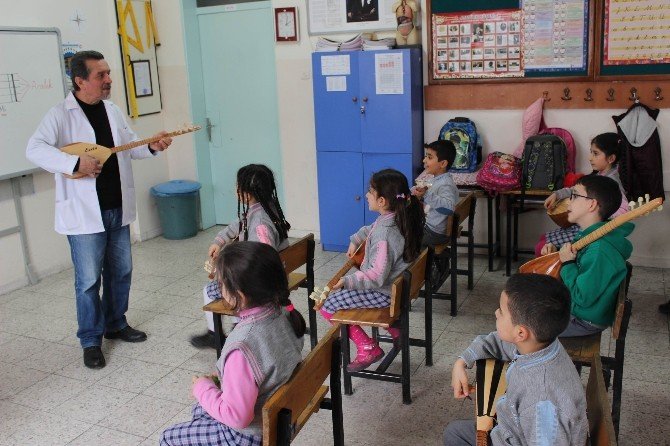 Önce Okuma Yazma Öğretti Şimdi De Bağlama Dersi Veriyor