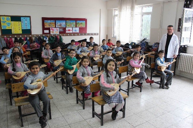 Önce Okuma Yazma Öğretti Şimdi De Bağlama Dersi Veriyor