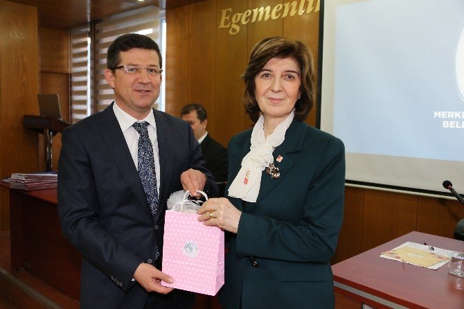 Başkan Subaşıoğlu’ndan Kadın Meclis Üyelerine Hediye Fular