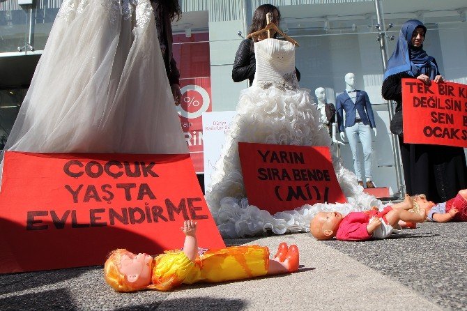 Ülkücü Gençler Kadına Şiddeti Protesto Etti