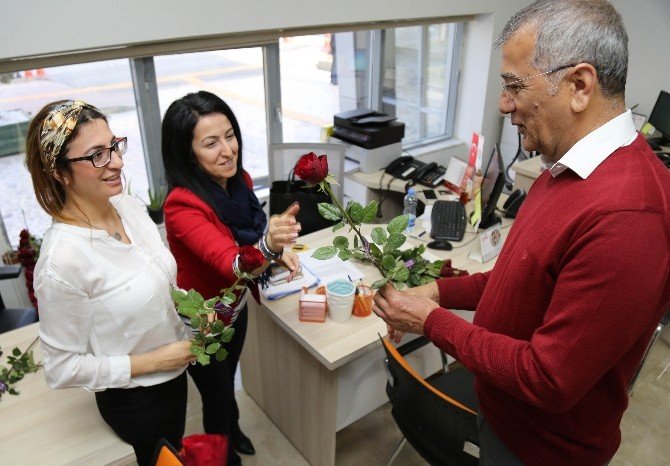 Başkan Tarhan’dan Belediyenin Kadın Çalışanlara Gül