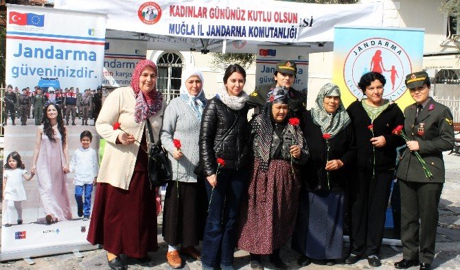 Kadın Astsubaylardan Kadınlara Karanfil