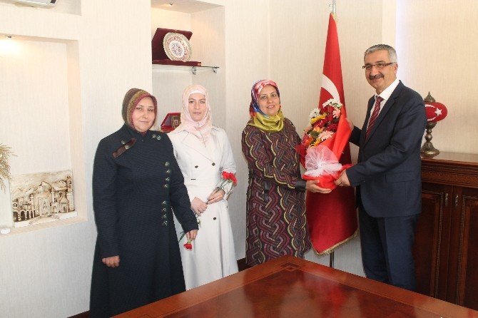 Vali Kılıç, Yılın Kadınlarına Çeyrek Hediye Etti