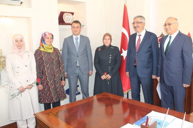 Vali Kılıç, Yılın Kadınlarına Çeyrek Hediye Etti