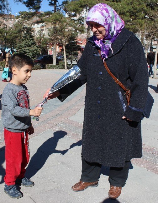 Öğrencilerden Kadınlara Karanfil