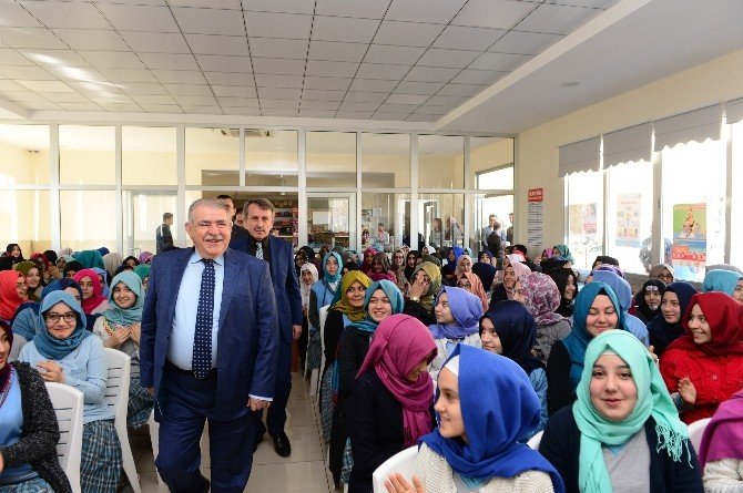 Başkan Mahçiçek Tecrübelerini Öğrencilerle Paylaştı