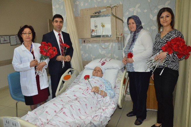 Özel Ümit Kadınlar Günü’nü Karanfillerle Kutladı