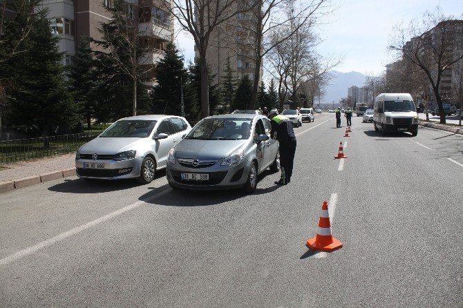 Trafik Denetlemesi Sandılar, Karanfili Görünce Şaşırdılar