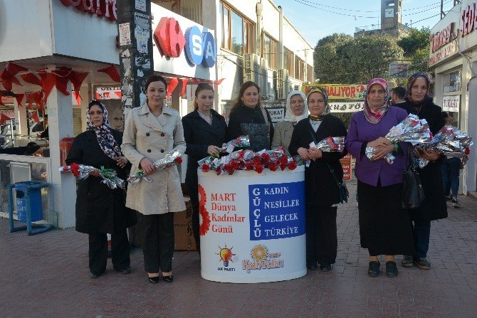 Ak Kadınlar Karanfil Dağıttı